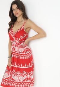Born2be - Czerwona Sukienka z Wiskozy w Ornamentalny Wzór z Gumką w Talii Hirata. Kolor: czerwony. Materiał: wiskoza #2