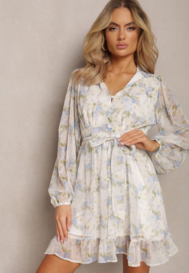 Renee - Biało-Niebieska Rozkloszowana Sukienka z Falbankami i Materiałowym Paskiem w Talii Viorena. Okazja: na co dzień. Typ kołnierza: kołnierz z falbankami. Kolor: biały. Materiał: materiał. Typ sukienki: proste. Styl: casual, elegancki