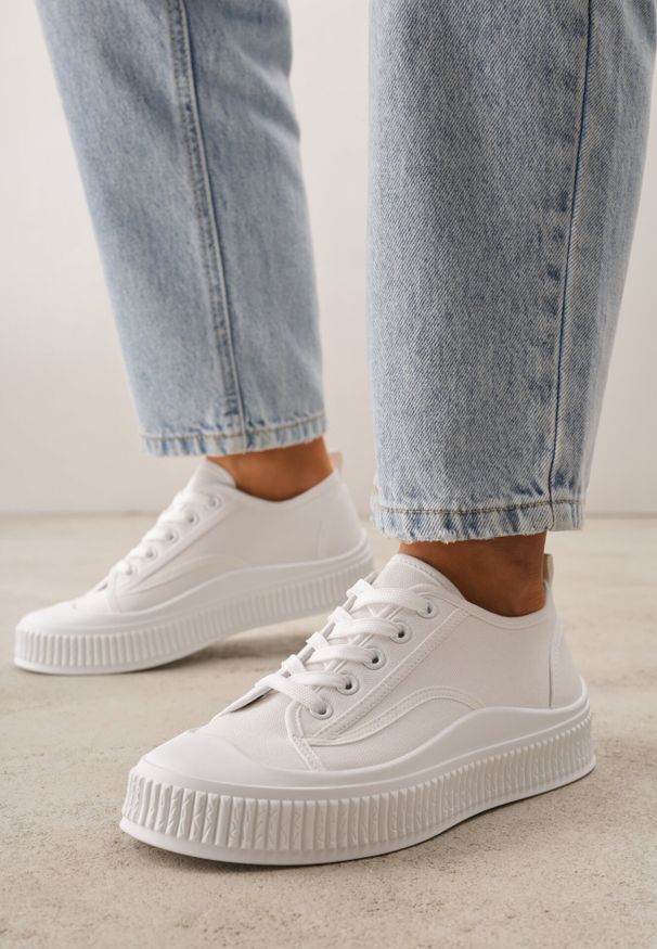 Born2be - Białe Basicowe Trampki z Podeszwą ze Żłobieniami Laurinatea. Okazja: na co dzień. Kolor: biały. Materiał: jeans. Styl: casual, elegancki, klasyczny