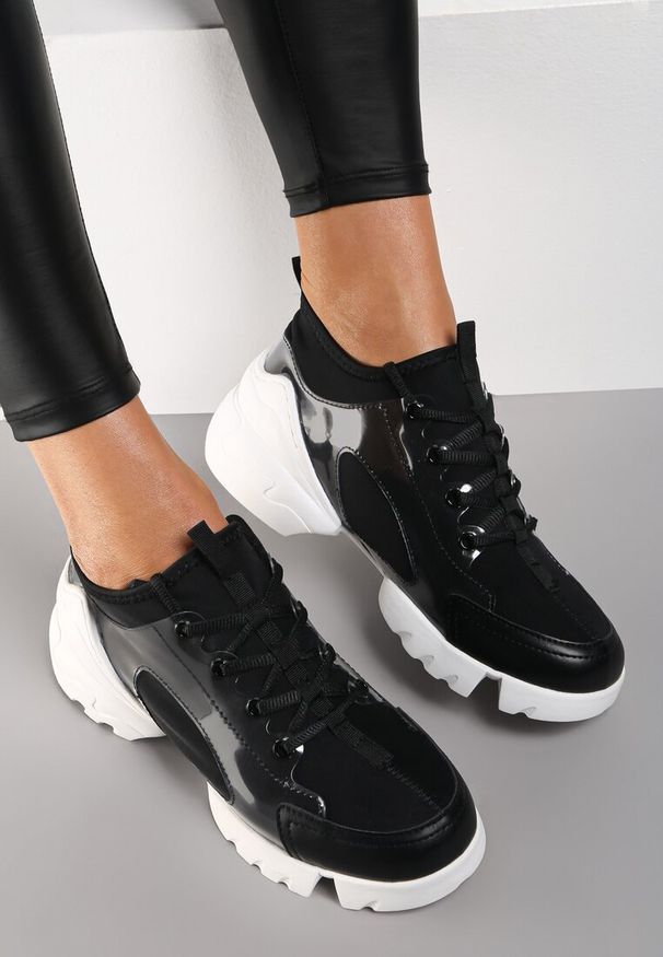 Renee - Czarne Sneakersy Athizithe. Zapięcie: bez zapięcia. Kolor: czarny. Materiał: materiał, softshell. Szerokość cholewki: normalna. Wzór: aplikacja