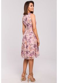 Stylove - Sukienka szyfonowa w kwiaty bez rękawów dekolt V różowa. Kolor: różowy. Materiał: szyfon. Długość rękawa: bez rękawów. Wzór: kwiaty. Sezon: lato. Typ sukienki: rozkloszowane #5