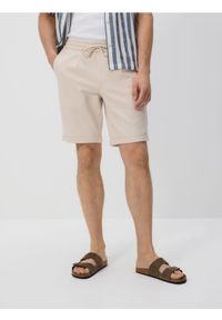 Reserved - Szorty regular fit - kremowy. Kolor: kremowy. Materiał: bawełna, dzianina #1