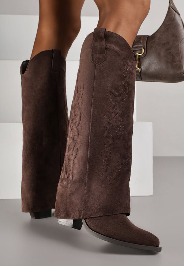 Born2be - Brązowe Kozaki Kowbojki na Stożku z Haftowaną Cholewką Imitującą Nogawkę Fenika. Okazja: na co dzień. Kolor: brązowy. Materiał: zamsz, jeans. Szerokość cholewki: normalna. Wzór: haft. Obcas: na stożku. Styl: casual. Wysokość obcasa: średni