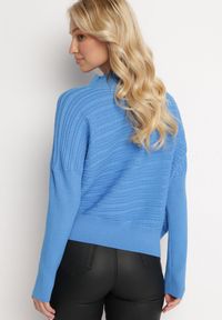 Born2be - Niebieski Sweter z Wełną o Asymetrycznym Fasonie z Tłoczeniem Sarositte. Kolor: niebieski. Materiał: wełna #4