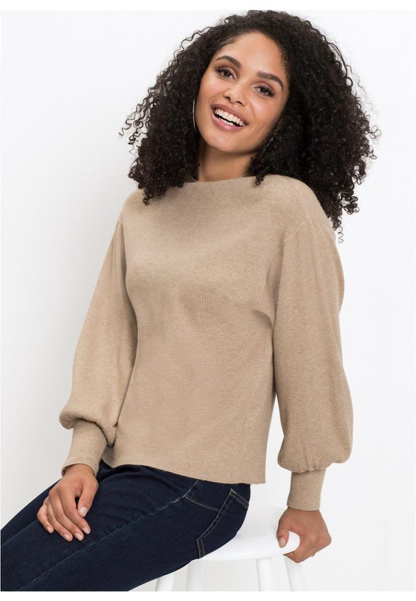 bonprix - Sweter oversize z mieszanki wiskozy. Typ kołnierza: kołnierzyk stójkowy. Kolor: beżowy. Materiał: dzianina, wiskoza. Styl: elegancki