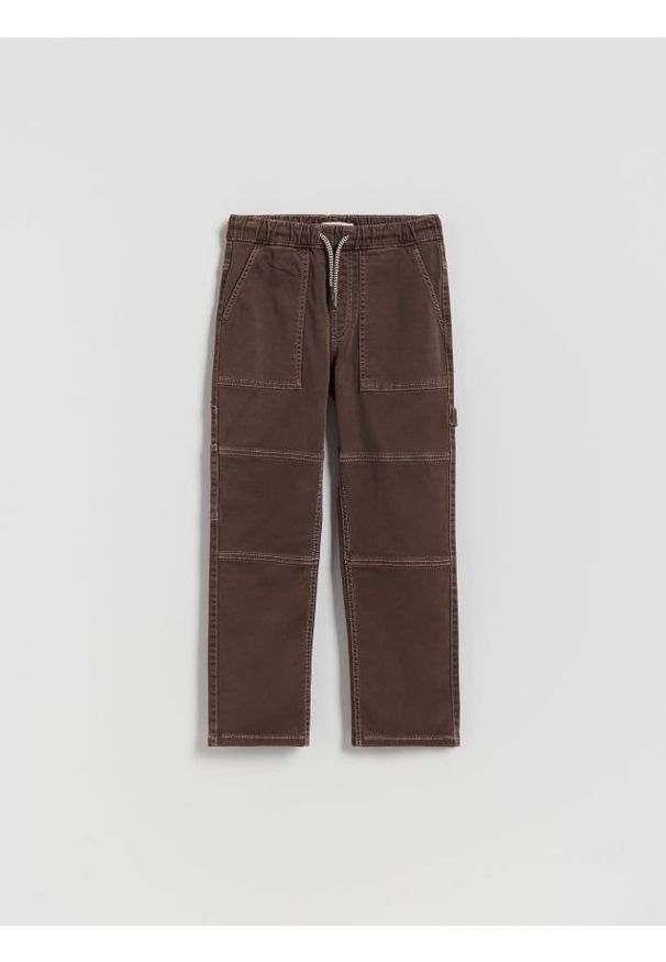 Reserved - Bawełniane spodnie z przeszyciami - ciemnobrązowy. Kolor: brązowy. Materiał: bawełna