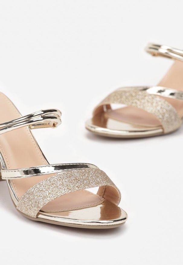 Renee - Złote Sandały na Słupku Zdobione Brokatem Clymiore. Nosek buta: okrągły. Zapięcie: bez zapięcia. Kolor: złoty. Materiał: lakier. Wzór: aplikacja. Obcas: na słupku. Styl: elegancki, wizytowy