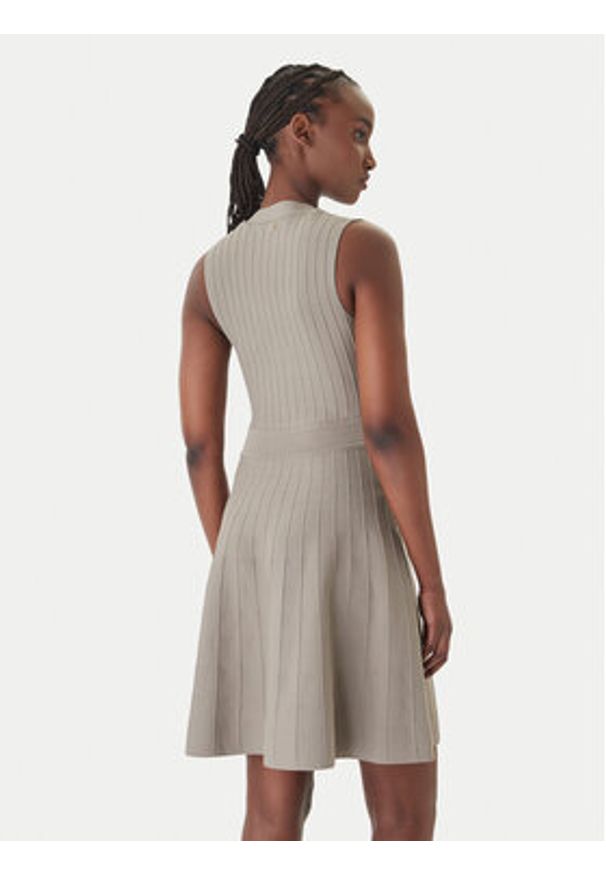 Guess Sukienka dzianinowa W6GK53 Z0658 Zielony Regular Fit. Kolor: zielony. Materiał: syntetyk