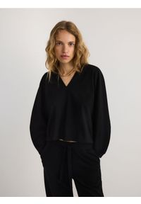 Reserved - Krótka bawełniana bluza - czarny. Kolor: czarny. Materiał: bawełna. Długość: krótkie. Wzór: gładki