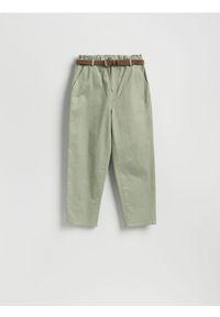 Reserved - Spodnie chino z paskiem - jasnozielony. Kolor: zielony. Materiał: tkanina, bawełna. Styl: klasyczny