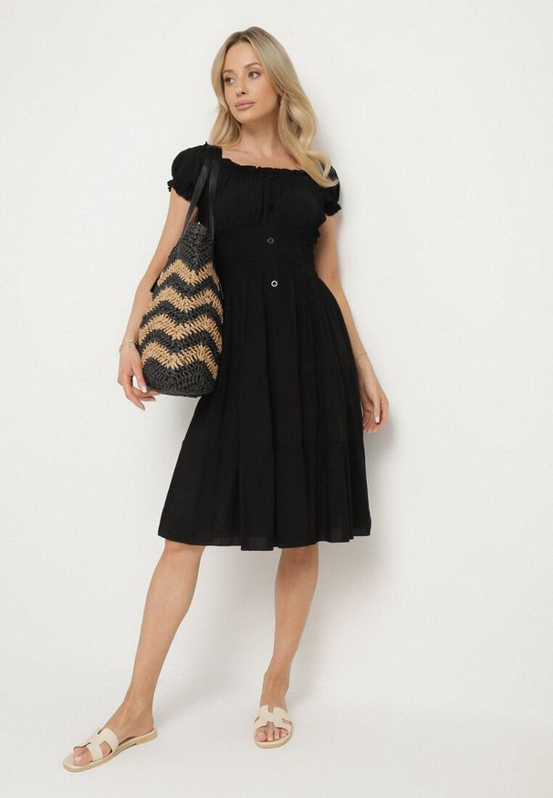 Born2be - Czarna Bawełniana Rozkloszowana Sukienka z Guzikami i Bufiastymi Rękawami Annivi. Okazja: na co dzień. Kolor: czarny. Materiał: bawełna. Styl: casual, elegancki, klasyczny