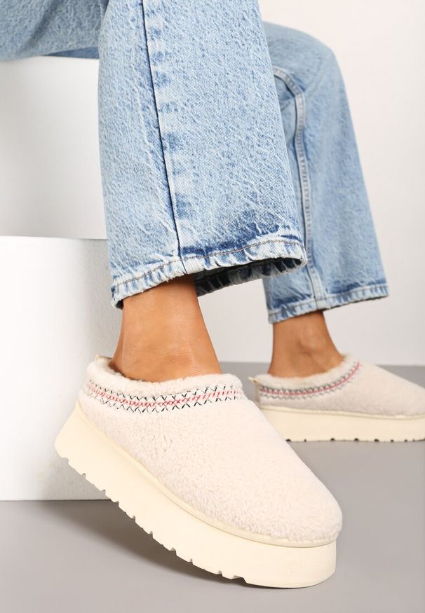 Born2be - Beżowe Śniegowce na Grubej Podeszwie z Niską Cholewką i Haftem Zinnirella. Okazja: na spacer. Wysokość cholewki: przed kostkę. Kolor: beżowy. Materiał: wełna. Szerokość cholewki: normalna. Wzór: haft. Sezon: zima