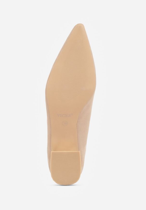Renee - Beżowe Czółenka Vices z Wkładką ze Skóry Naturalnej i Metaliczną Aplikacją Edilania. Kolor: beżowy. Materiał: skóra. Wzór: aplikacja. Obcas: na obcasie. Styl: elegancki, klasyczny. Wysokość obcasa: średni