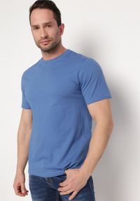 Born2be - Niebieska Koszulka T-shirt Bawełniany z Krótkim Rękawem Ereena. Kolor: niebieski. Materiał: bawełna. Długość rękawa: krótki rękaw. Długość: krótkie