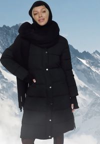 Born2be - Czarna Długa Kurtka Zapinana na Suwak i Napy z Kapturem Tasperia. Okazja: na co dzień, do pracy, na spotkanie biznesowe. Typ kołnierza: kaptur. Kolor: czarny. Materiał: jeans. Długość rękawa: długi rękaw. Długość: długie. Styl: biznesowy, casual, elegancki #3