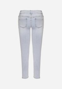 Born2be - Jasnoniebieskie Jeansy o Dopasowanym Kroju z Niskim Stanem Kolithria. Okazja: na co dzień. Stan: obniżony. Kolor: niebieski. Styl: elegancki, casual #5