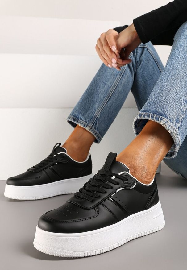 Born2be - Czarno-Białe Sznurowane Sneakersy Vices na Grubej Podeszwie Leanaela. Okazja: na co dzień. Nosek buta: okrągły. Zapięcie: sznurówki. Kolor: czarny. Materiał: jeans. Obcas: na platformie