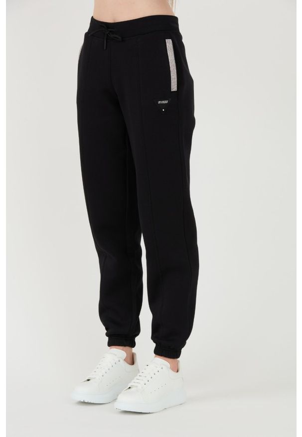 Guess - GUESS Czarne spodnie dresowe Kiara Pant. Kolor: czarny. Materiał: dresówka