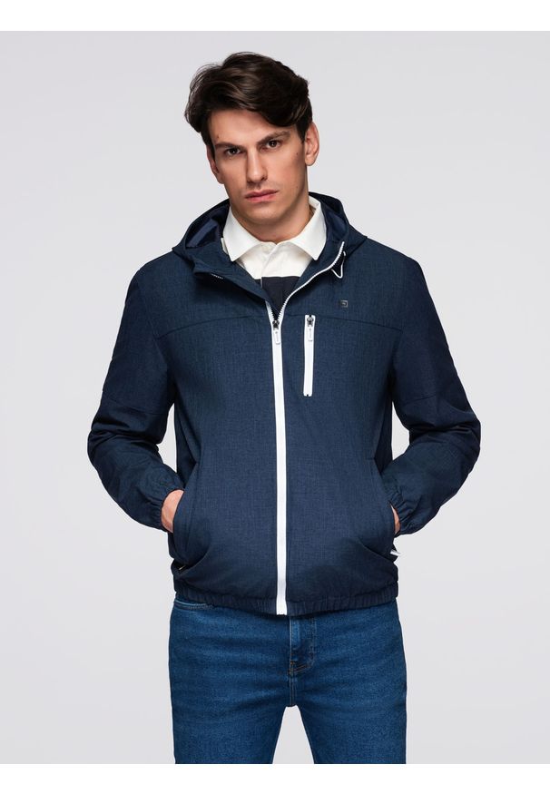 Ombre Clothing - Lekka sportowa kurtka męska z polarową podszewką – granatowa V2. Typ kołnierza: kołnierzyk stójkowy. Kolor: niebieski. Materiał: polar. Wzór: nadruk, aplikacja, melanż, ze splotem. Styl: sportowy