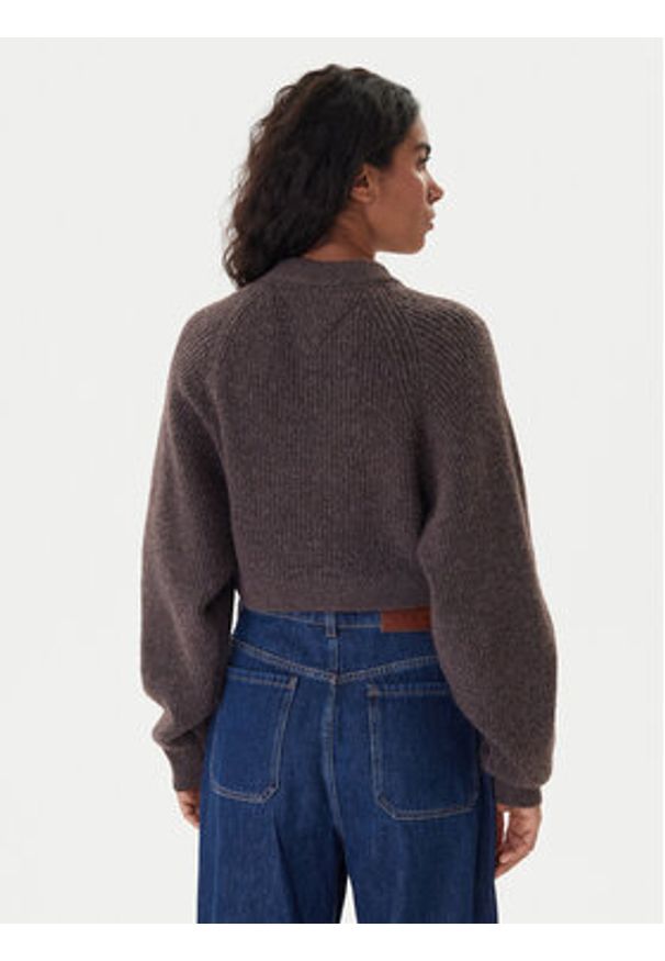 Tommy Jeans Sweter Badge DW0DW22024 Brązowy Regular Fit. Kolor: brązowy. Materiał: syntetyk
