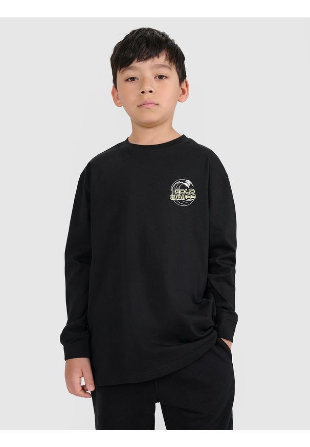 4f - 4F Longsleeve oversize z nadrukiem chłopięcy - czarny 128 (7-8 lat). Okazja: na co dzień. Kolor: czarny. Materiał: bawełna, jersey, dzianina. Długość rękawa: długi rękaw. Długość: długie. Wzór: nadruk. Sezon: lato. Styl: sportowy, klasyczny, casual
