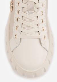 Born2be - Beżowo-Złote Sneakersy ze Skóry Naturalnej na Niskiej Platformie z Metalowymi Akcentami Rilmi. Okazja: na co dzień. Kolor: beżowy. Materiał: skóra. Obcas: na platformie #3