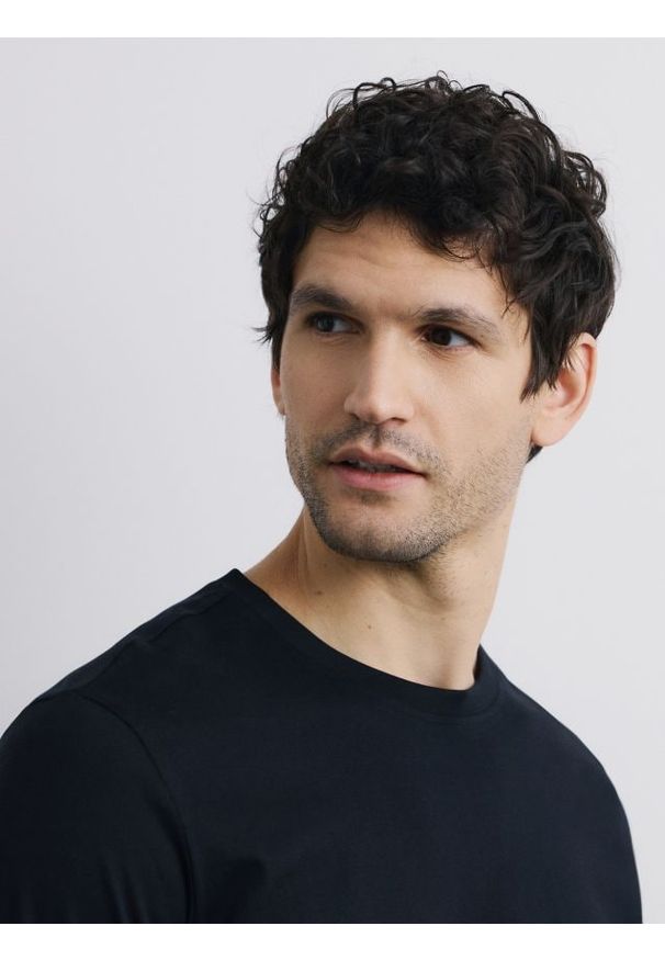 Reserved - Longsleeve z merceryzowanej bawełny - czarny. Kolor: czarny. Materiał: bawełna. Długość rękawa: długi rękaw