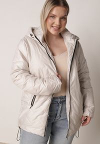 Born2be - Jasnoszara Przejściowa Pikowana Kurtka z Odpinanym Kapturem Nevistta. Okazja: na spacer, na co dzień, do pracy. Kolekcja: plus size. Kolor: szary. Materiał: poliester, jeans. Styl: casual, elegancki #4