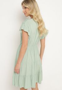 Born2be - Miętowa Sukienka z Gumką w Pasie Ozdobiona Falbanką i Wiązana Materiałowym Paskiem Tiamalou. Typ kołnierza: dekolt w łódkę. Kolor: miętowy. Materiał: materiał. Długość rękawa: krótki rękaw. Wzór: aplikacja #3