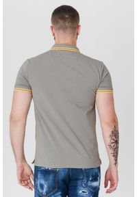 Guess - GUESS Khaki koszulka polo z wyszywanym logo. Typ kołnierza: polo. Kolor: zielony. Materiał: prążkowany. Długość rękawa: krótki rękaw