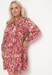Born2be - Bordowa-Beżowa Sukienka Mini z Falbanką i Abstrakcyjnym Wzorem Ovina. Kolor: czerwony. Długość rękawa: długi rękaw. Długość: mini #1
