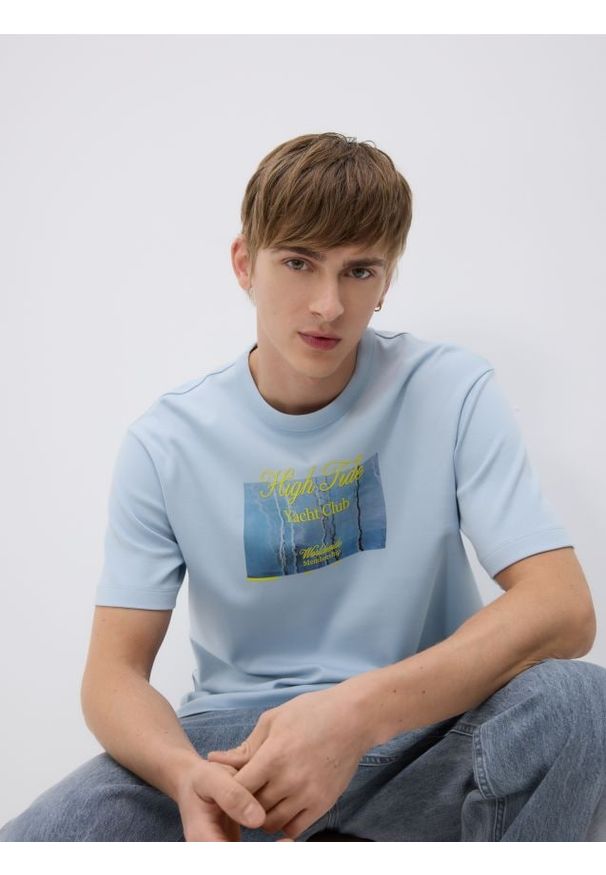 Reserved - T-shirt comfort z nadrukiem - jasnoniebieski. Kolor: niebieski. Materiał: dzianina, bawełna. Wzór: nadruk