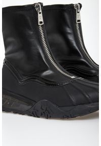 Botki damskie wysoką cholewką DKNY. Wysokość cholewki: przed kolano. Szerokość cholewki: normalna #5