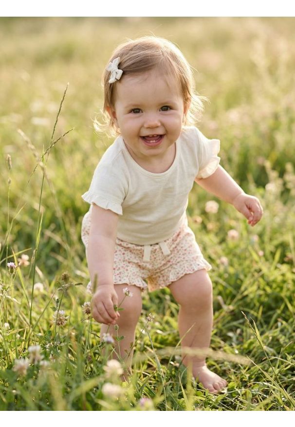 Sinsay - Bawełniane szorty ze wzorem kwiatowym - kremowy. Kolor: kremowy. Materiał: bawełna. Wzór: kwiaty