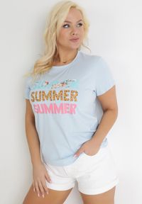Born2be - Jasnoniebieski Bawełniany T-shirt z Kolorowymi Napisami Summer. Kolekcja: plus size. Kolor: niebieski. Materiał: bawełna. Wzór: napisy, kolorowy