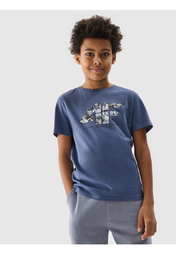 4f - 4F T-shirt z nadrukiem chłopięcy - niebieski 122 (6-7 lat). Okazja: na co dzień. Kolor: niebieski. Materiał: bawełna, jersey, dzianina. Długość rękawa: krótki rękaw. Długość: krótkie. Wzór: nadruk. Sezon: lato. Styl: sportowy, klasyczny, casual, street