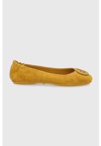 Tory Burch Baleriny zamszowe kolor żółty na płaskim obcasie. Nosek buta: okrągły. Kolor: żółty. Materiał: zamsz. Obcas: na obcasie. Wysokość obcasa: niski #1