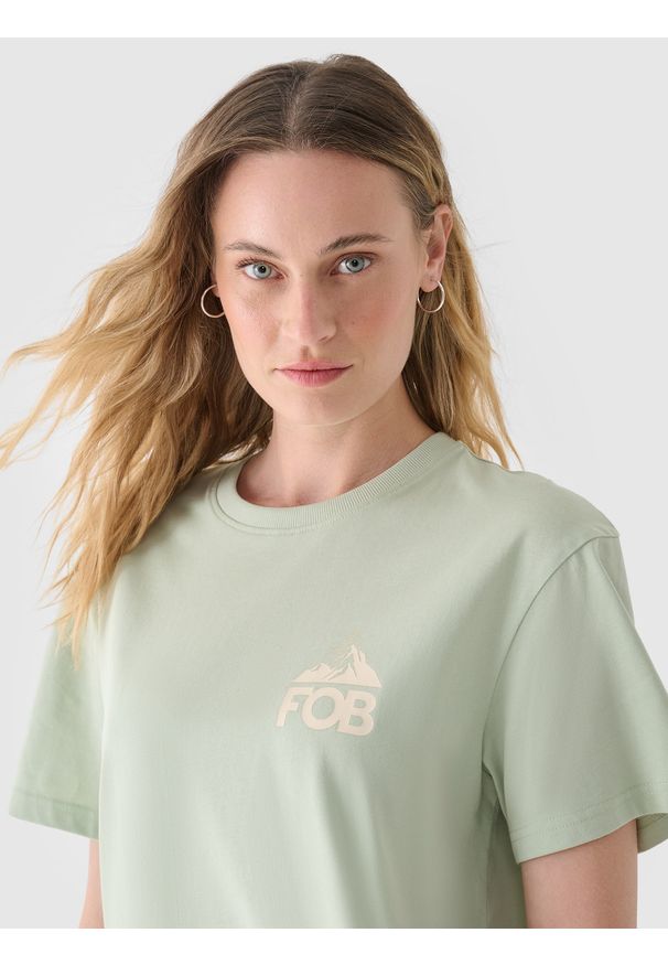 4f - 4F T-shirt regular z nadrukiem damski - khaki S. Okazja: na co dzień. Kolor: oliwkowy, wielokolorowy, brązowy. Materiał: skóra, jersey, dzianina, bawełna, materiał. Długość rękawa: krótki rękaw. Długość: krótkie. Wzór: nadruk. Styl: sportowy, klasyczny, casual