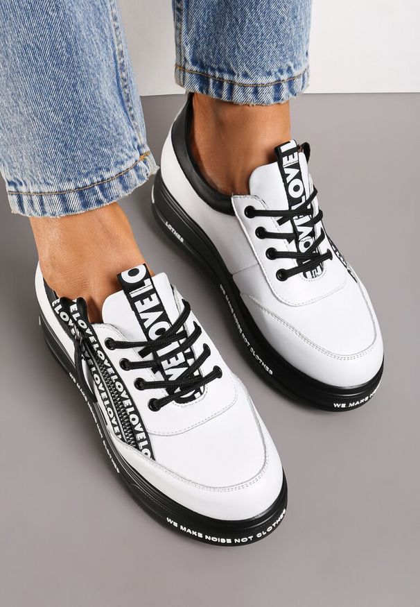 Born2be - Biało-Czarne Sznurowane Sneakersy na Grubej Podeszwie ze Skórzaną Wkładką Napisami i Dekoracyjnym Suwakiem Iriane. Nosek buta: okrągły. Zapięcie: sznurówki. Kolor: biały. Materiał: skóra. Wzór: napisy. Obcas: na obcasie. Wysokość obcasa: niski