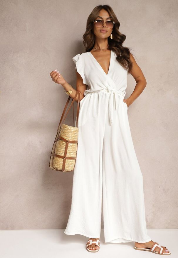 Renee - Biały Koktajlowy Kombinezon Wiązany Paskiem Wykończony Falbankami przy Ramionach Vimaseni. Okazja: na co dzień, na imprezę. Kolor: biały. Sezon: lato. Styl: wizytowy