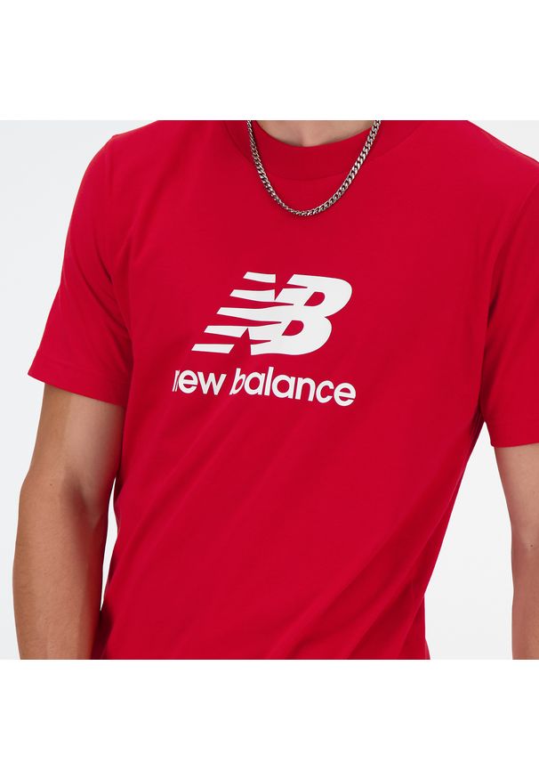 Koszulka męska New Balance MT41502TRE – czerwona. Kolor: czerwony. Materiał: bawełna, dresówka. Długość rękawa: krótki rękaw. Długość: krótkie. Wzór: napisy, nadruk