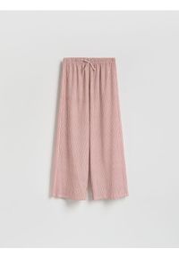 Reserved - Luźne spodnie w paski - beżowy. Kolor: beżowy. Materiał: dzianina. Wzór: paski
