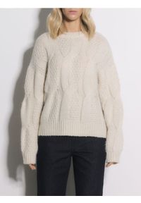Reserved - Sweter z ozdobnym splotem - kremowy. Kolor: kremowy. Materiał: wełna, dzianina. Wzór: ze splotem #1