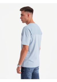Ombre Clothing - Męski t-shirt LOOSE FIT z kieszonką – błękitny V4 OM-TSCT-0171 - XXL. Okazja: na co dzień. Kolor: niebieski. Materiał: bawełna, prążkowany. Wzór: aplikacja. Styl: klasyczny, casual