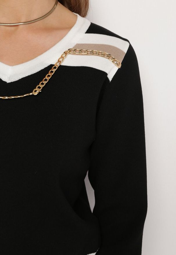 Born2be - Czarny Sweter ze Ściągaczami i Ozdobnym Metalowym Łańcuszkiem przy Dekolcie Larti. Kolor: czarny. Materiał: jeans. Styl: elegancki