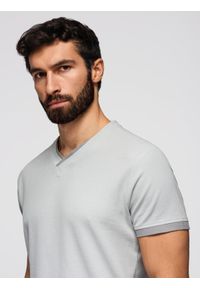 Ombre Clothing - T-shirt męski z kontrastowymi wstawkami i dekoltem w serek – jasnoszary V4 - Rozmiar: L. Okazja: na co dzień. Typ kołnierza: dekolt w serek. Kolor: szary. Materiał: materiał, dzianina, bawełna. Długość: krótkie. Styl: casual, sportowy