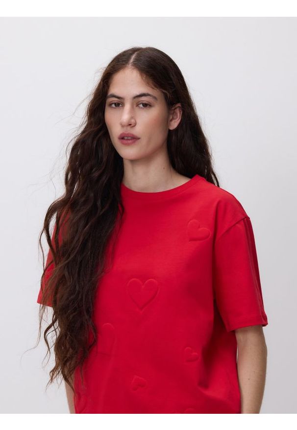 Reserved - T-shirt z haftem w serca - czerwony. Kolor: czerwony. Materiał: dzianina, bawełna. Wzór: haft