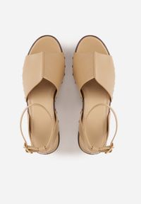 Renee - Ciemnobeżowe Sandały na Platformie i Koturnie z Nitami po Bokach Zaehesh. Okazja: na co dzień. Zapięcie: sprzączka. Kolor: beżowy. Materiał: jeans. Obcas: na koturnie. Styl: casual #3