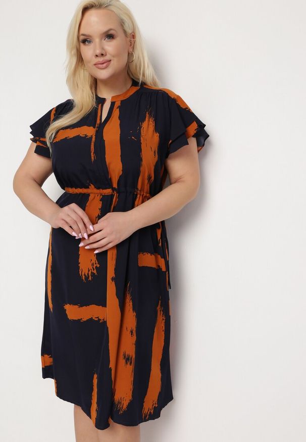 Born2be - Czarno-Pomarańczowa Sukienka ze Sznurkiem w Pasie i Artystycznym Wzorem Lesidna. Kolor: niebieski. Materiał: tkanina. Długość rękawa: krótki rękaw