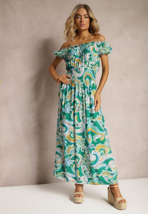 Renee - Zielona Sukienka na Lato z Bawełny w Stylu Boho Hiszpanki Lenadia. Typ kołnierza: dekolt hiszpanka. Kolor: zielony. Materiał: bawełna. Sezon: lato. Styl: boho
